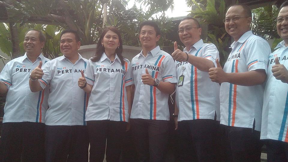 Rio Haryanto foto bersama jajaran Pertamina. - INDOSPORT